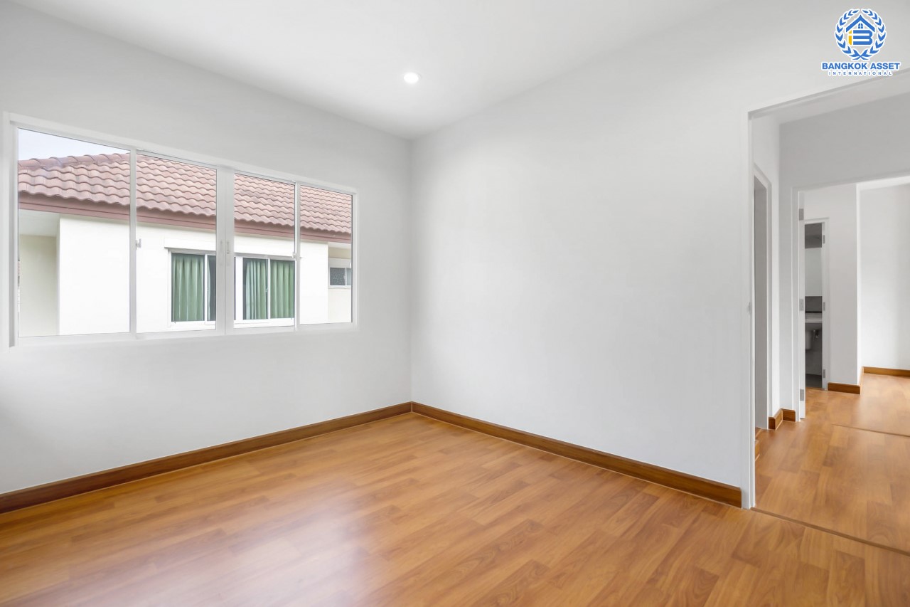 บ้านมือสองตกแต่งใหม่ คุณภาพแบรนด์ AP ม.เดอะเซนโทร รัตนาธิเบศร์-ราชพฤกษ์ ดีไซน์ Classic เนื้อที่ 50.8 ตร.ว. ฟังก์ชั่นจัดเต็ม 3 ห้องนอน 3 ห้องน้ำ 2 ที่จอดรถ บนทำเลศักยภาพ เชื่อมต่อหลายเส้นทางทั้ง ถ.ราชพฤกษ์ ,ถ.รัตนาธิเบศร์ และถ.กาญจนาภิเษก และเพียง 5 นาทีถึงรถไฟฟ้า "สถานีบางพลู"